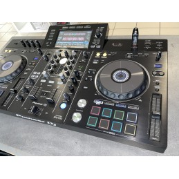 Une Table De Mixage Dj Avec Des Lumières Rouges Et Un Trackpad.